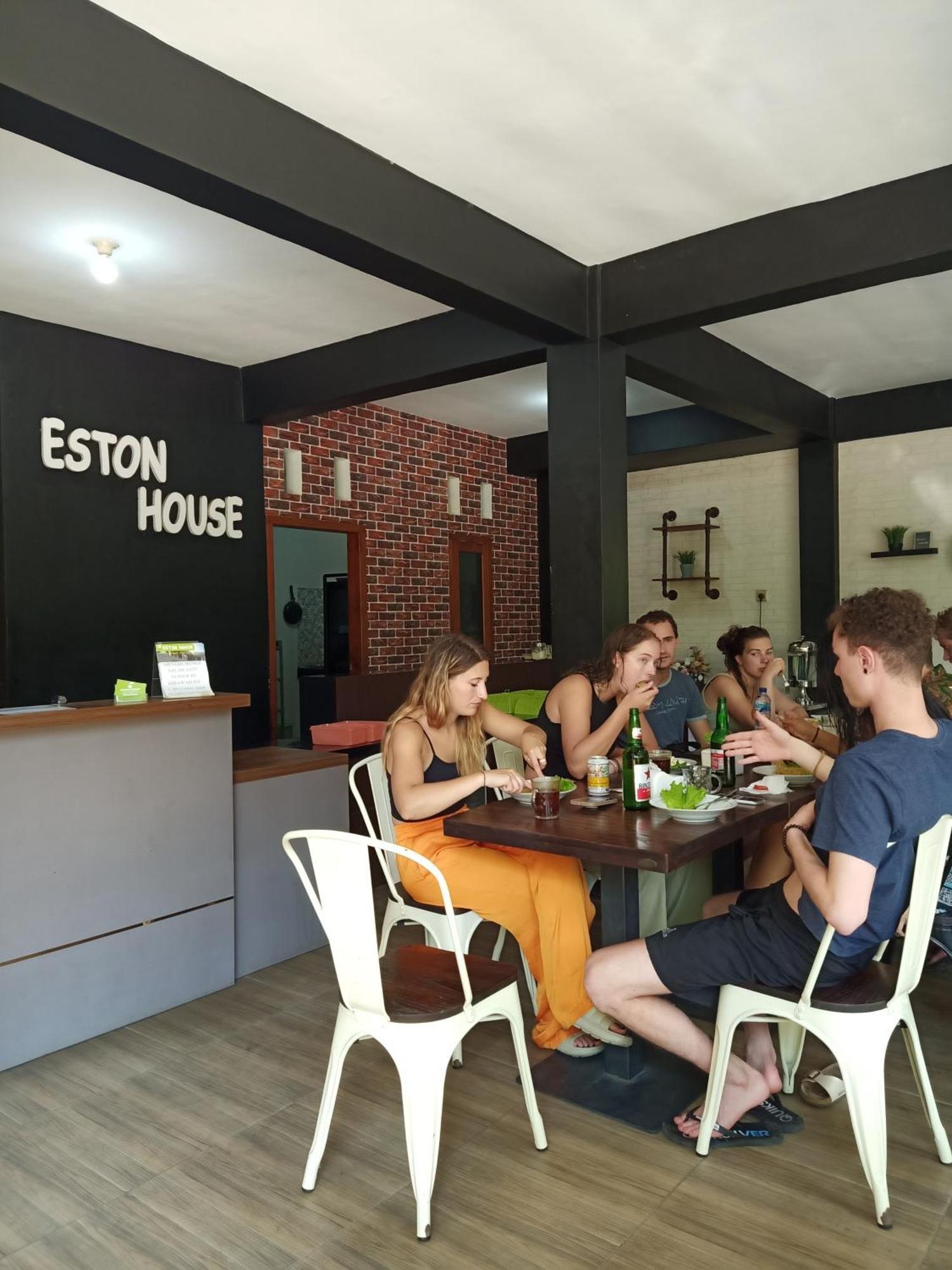 New Eston House Homestay *